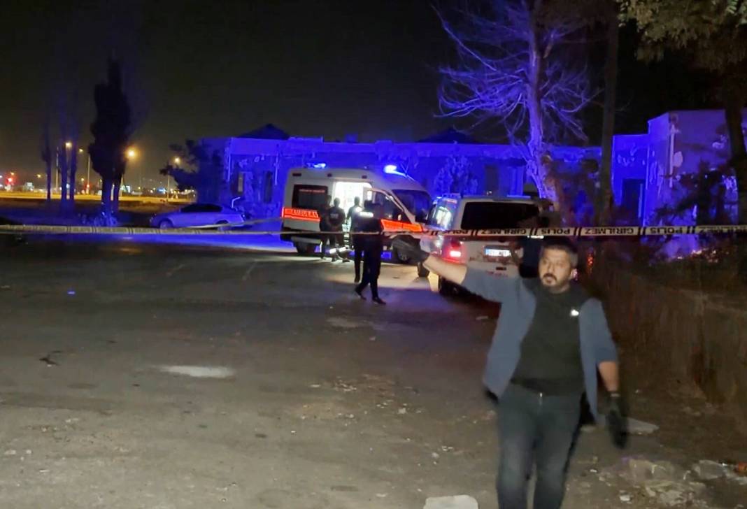 Aksaray'da kan donduran olay: Minibüsün tavan çıtasına bağlı ipte asılı halde bulundu! 7